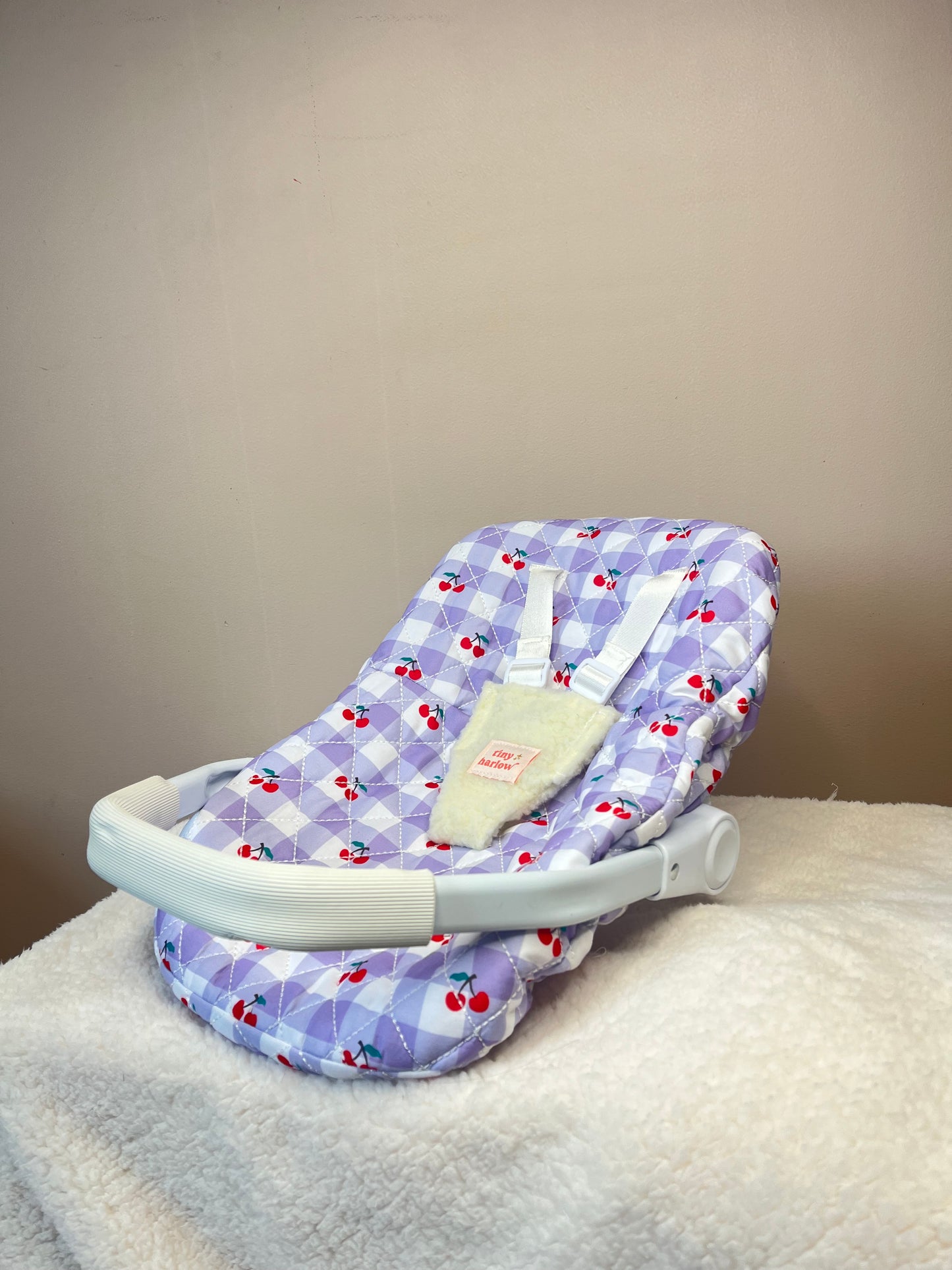 Coque vichy violet à cerise Tiny Harlow – Le cosy de poupée