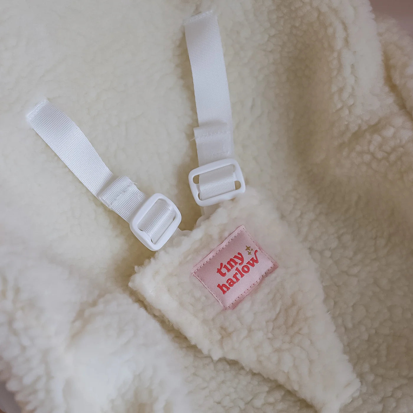 Coque sherpa Tiny Harlow – Le cosy de poupée