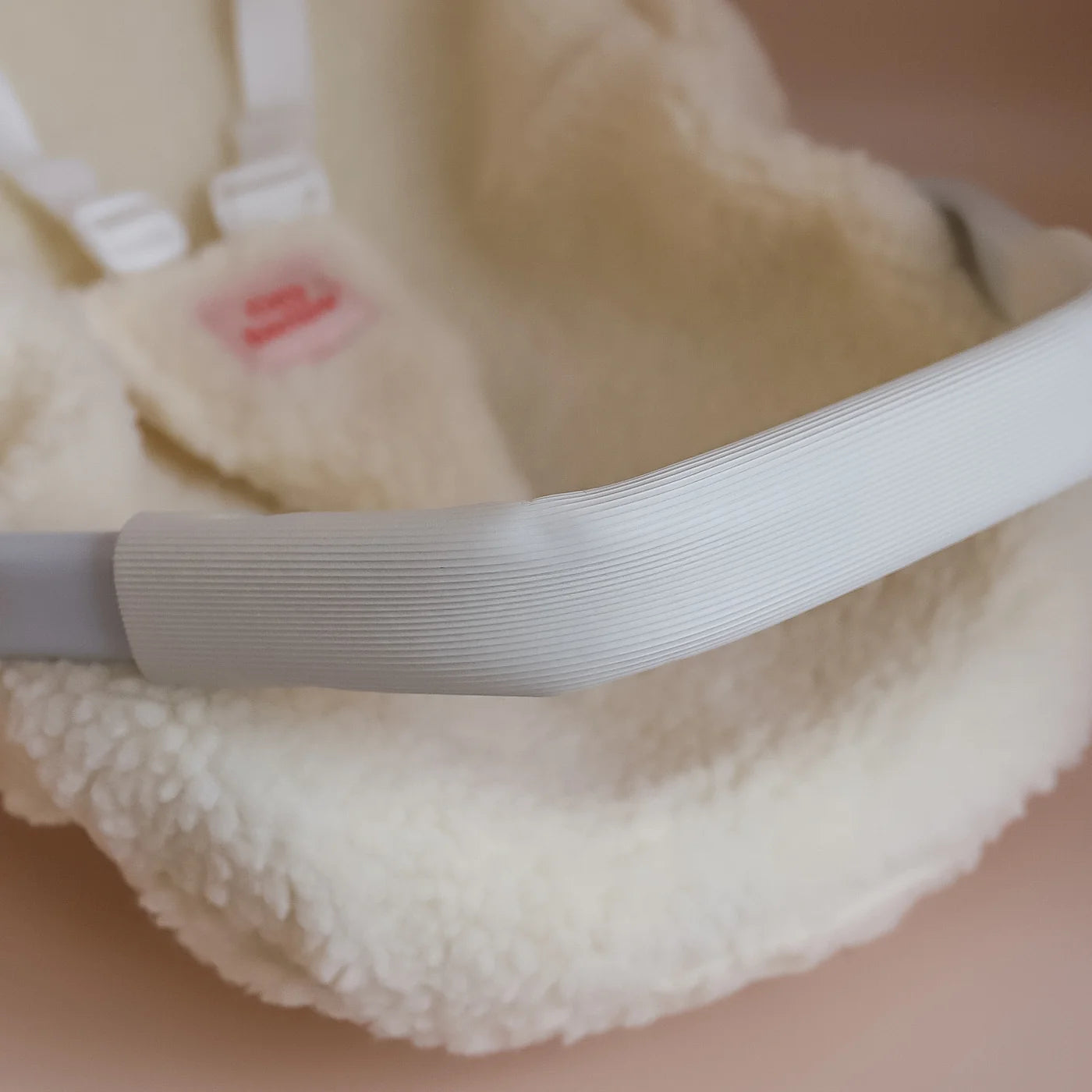 Coque sherpa Tiny Harlow – Le cosy de poupée