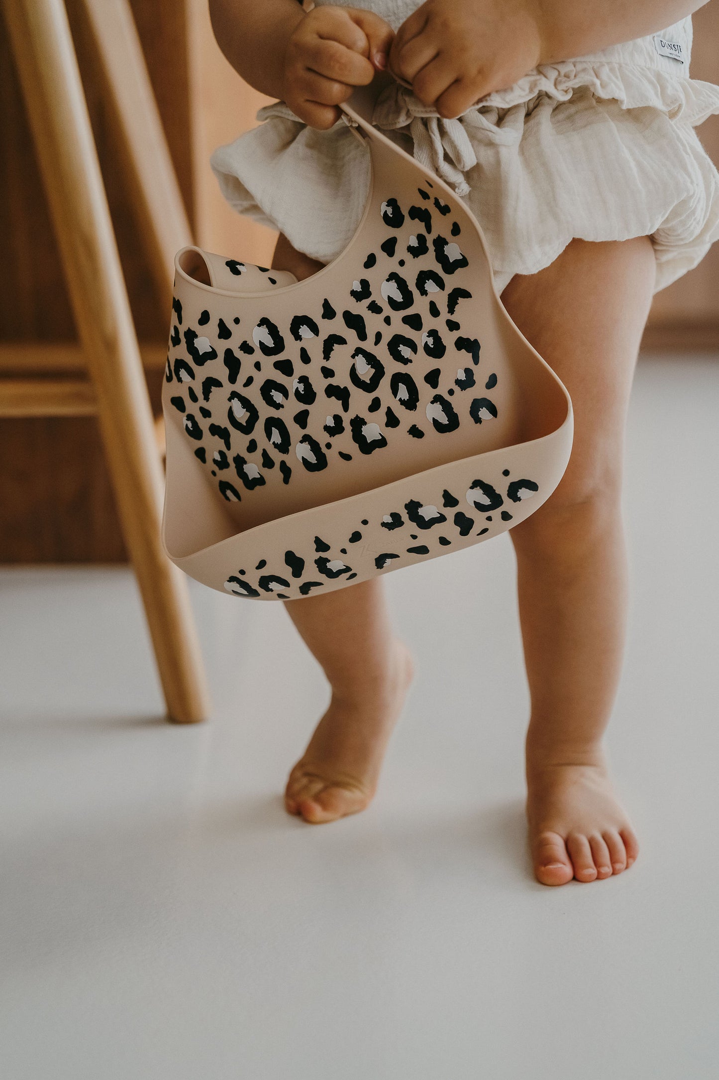 Bavoir en silicone beige - Imprimé léopard