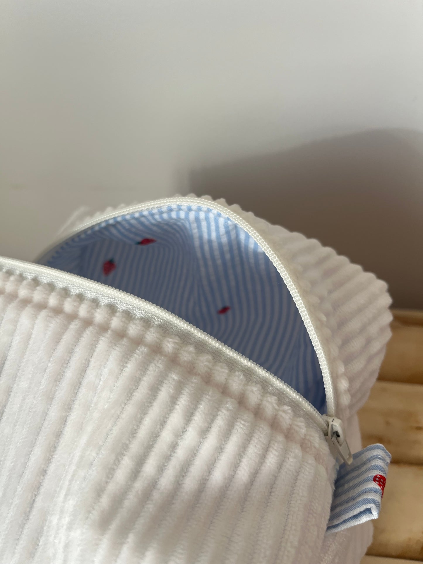 Trousses de toilette velour crème et un intérieur bleu personnalisable - Taille médium