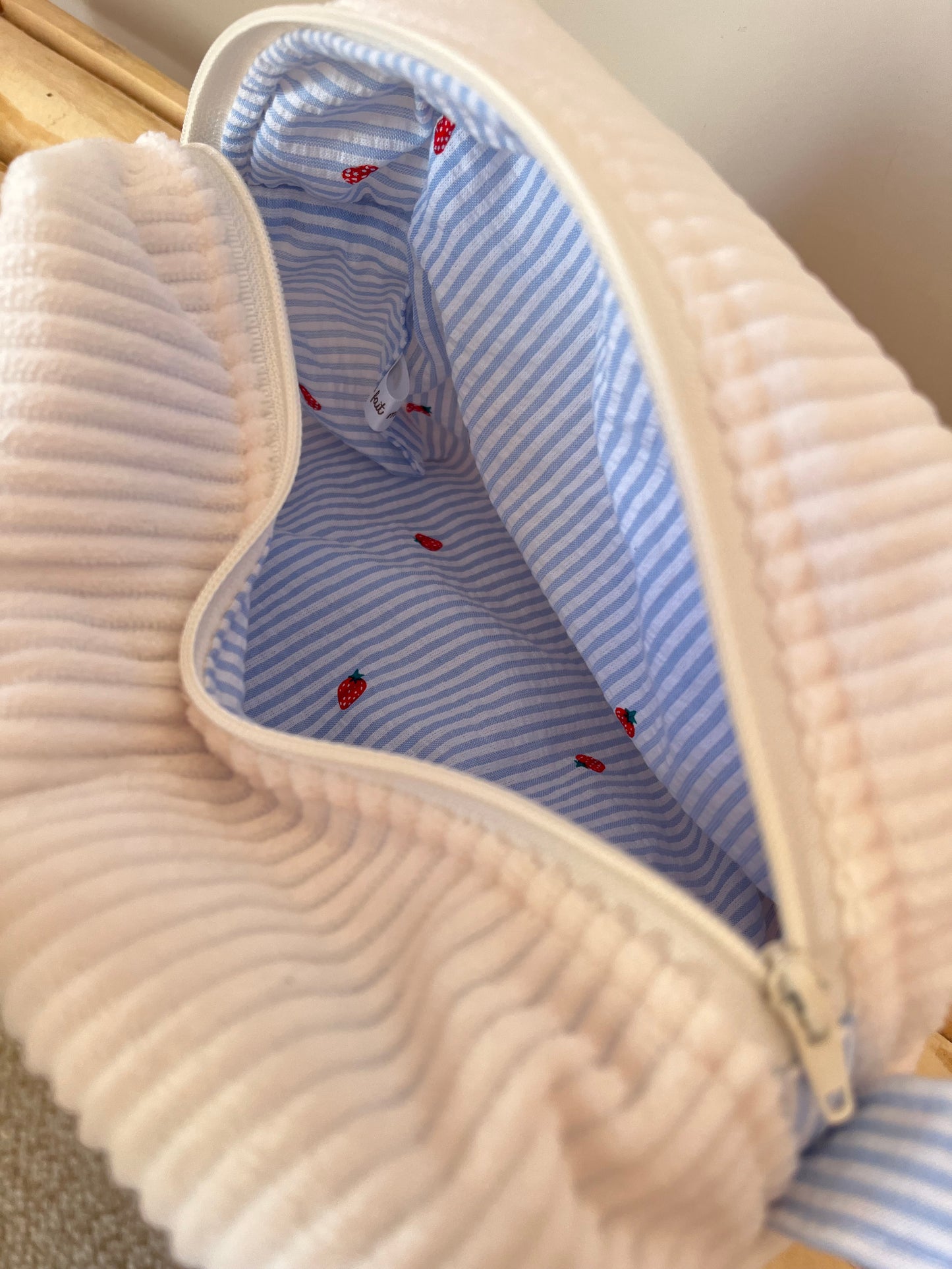 Trousses de toilette velour crème et un intérieur bleu personnalisable - Taille médium