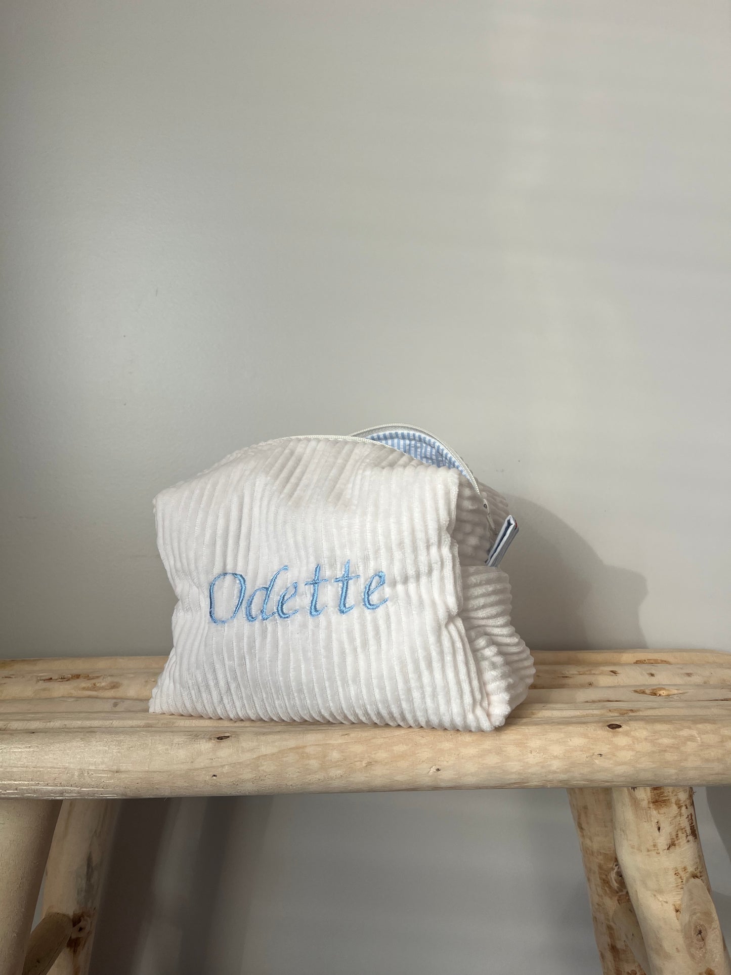 Trousses de toilette velour crème et un intérieur bleu personnalisable - Taille médium