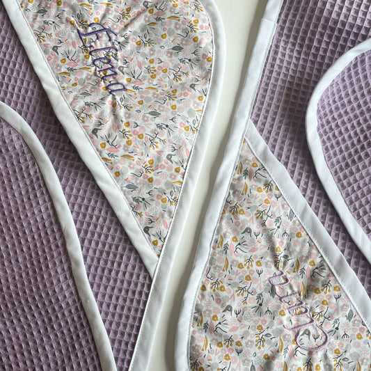 Cape de bain violette a fleurs en niz d'abeille bébé et enfant personnalisable