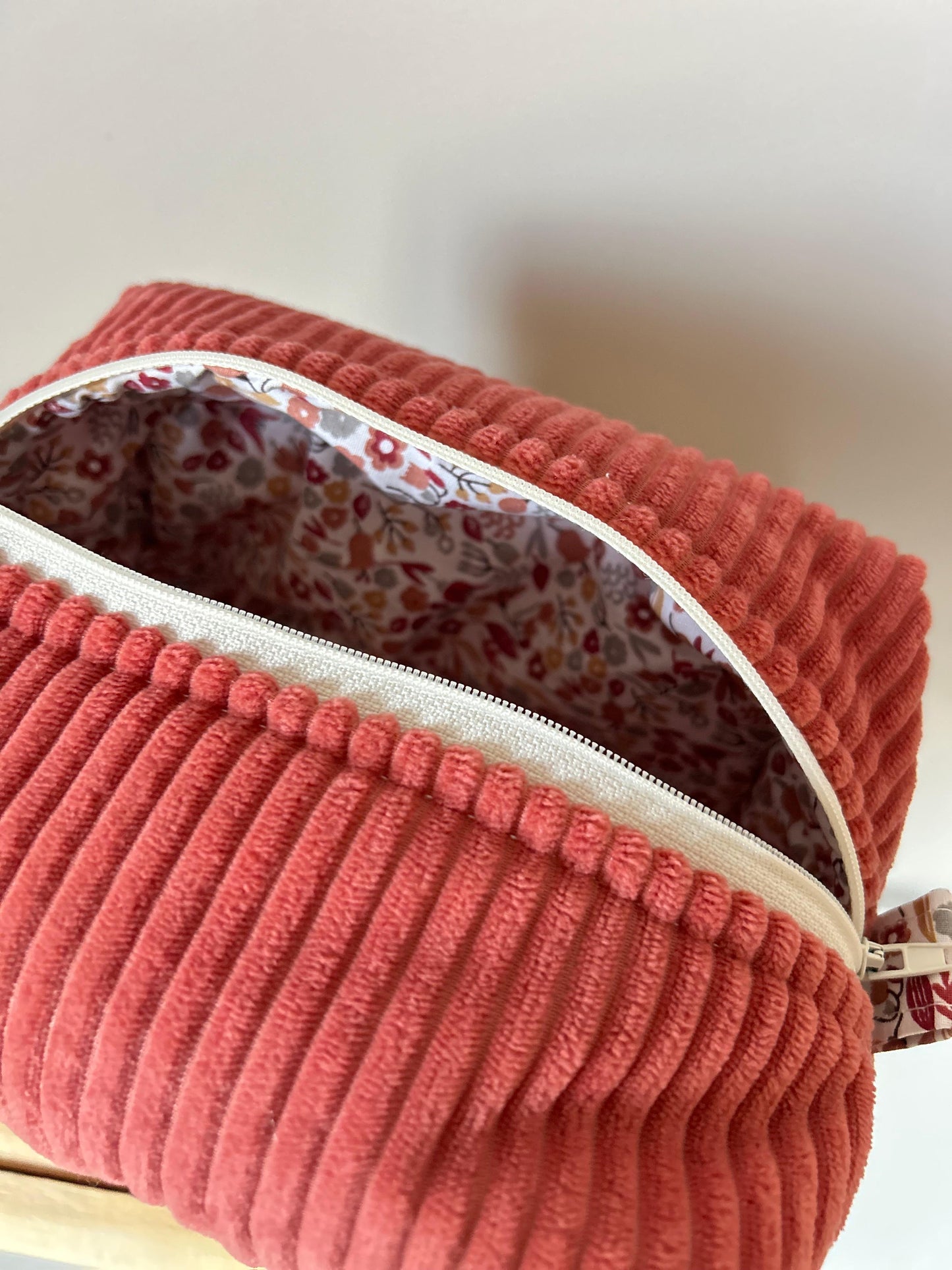 Les trousse de toilette en velour terracotta - personnalisable