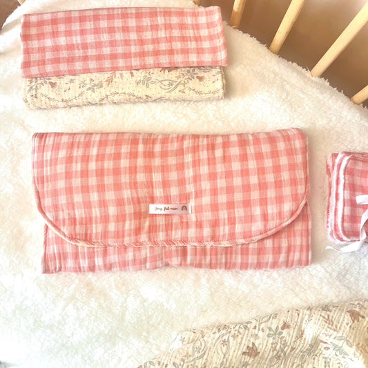 Tapis à langer nomade bébé - motif vichy rose