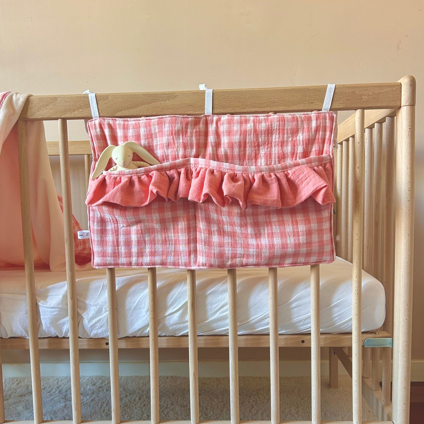 Les organisateurs de lit / range doudou rose