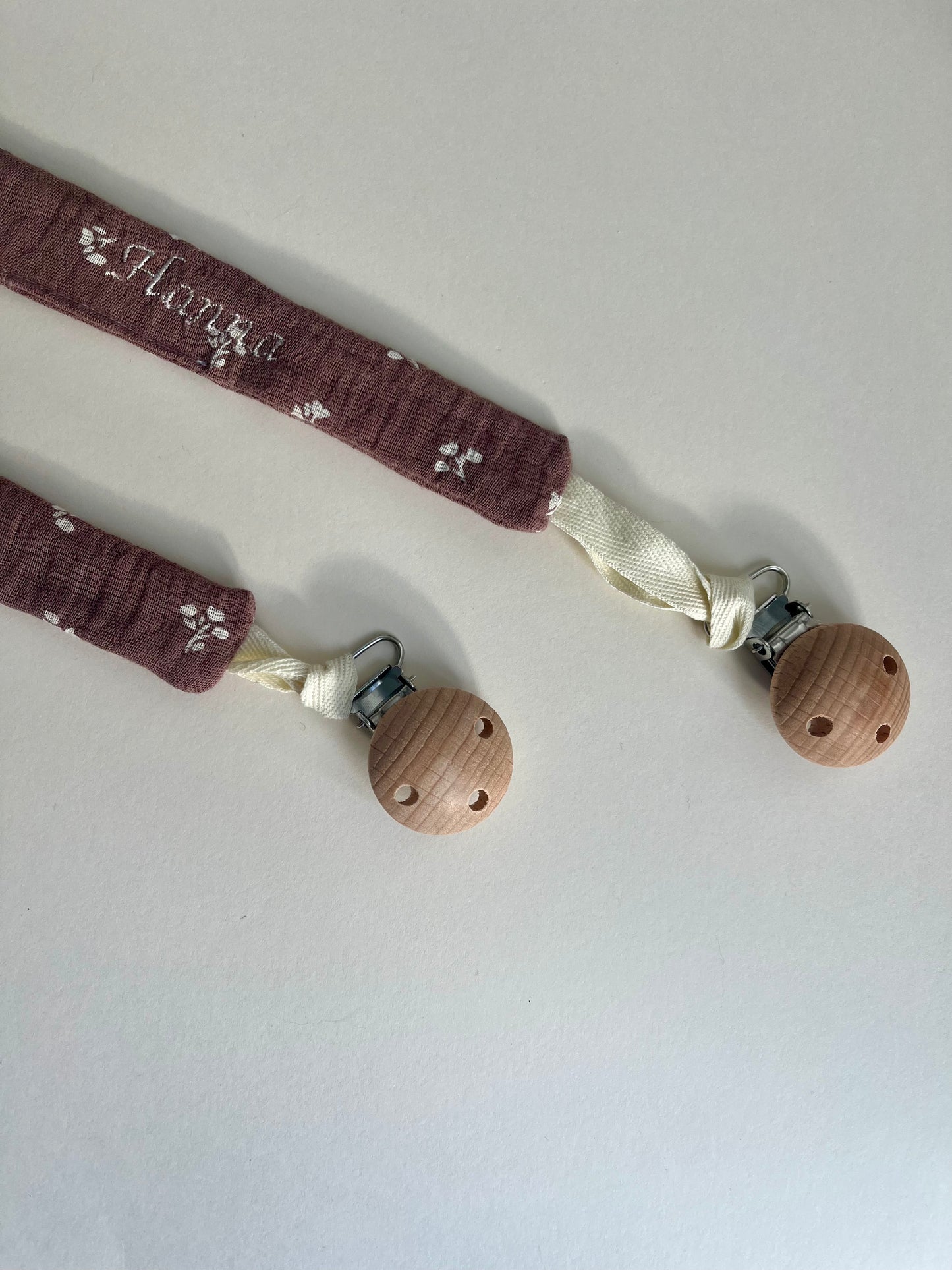 Attache tétine marron fleuri personnalisable