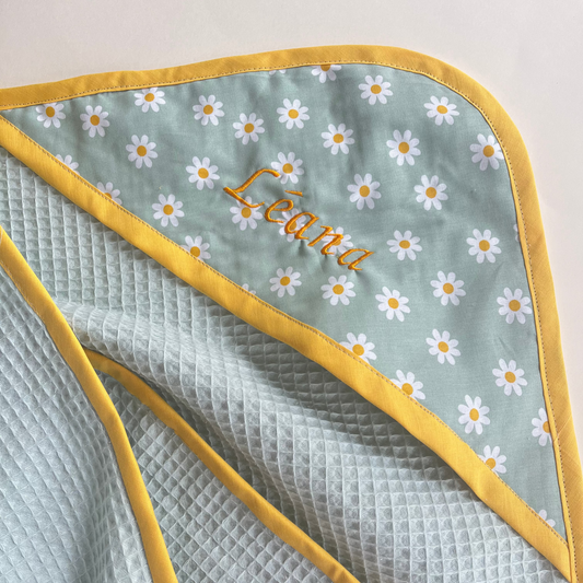 Cape de bain verte a fleurs en niz d'abeille bébé et enfant personnalisable