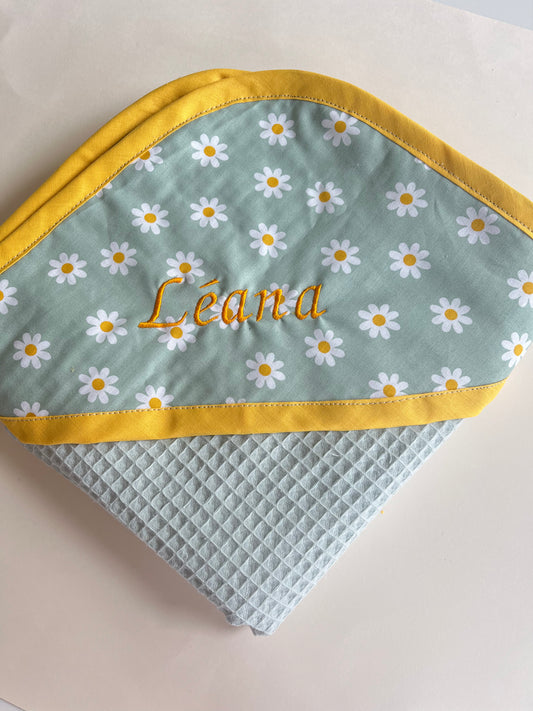 Cape de bain verte a fleurs en niz d'abeille bébé et enfant personnalisable